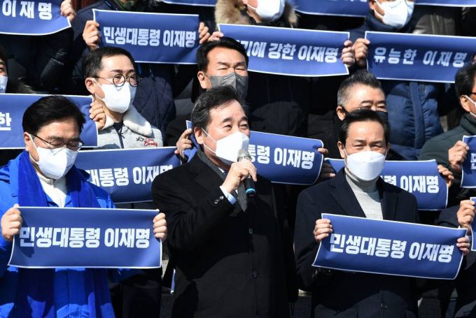 이낙연 더불어민주당 총괄선대위원장(앞줄 가운데)와 우상호 민주당 선대위 총괄선대본부장(앞줄 오른쪽), 우원식 의원(앞줄 왼쪽) 이 24일 서울 여의도 국회에서 열린 10만 중소상공인·자영업자 이재명 후보 지지선언 기자회견에서 발언하고 있다. / 사진제공=뉴시스