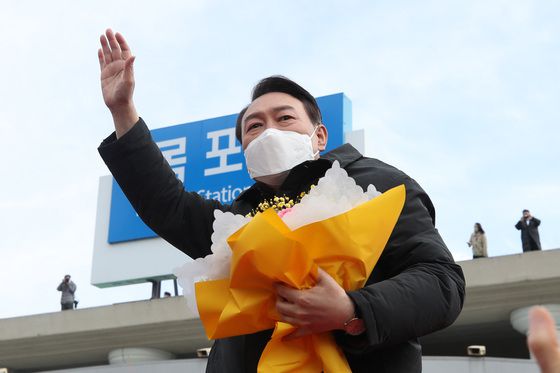 (목포=뉴스1) 구윤성 기자 = 윤석열 국민의힘 대선 후보가 23일 오후 전남 목포시 호남동 목포역광장에서 열린 유세에서 지지를 호소하고 있다. 2022.2.23/뉴스1