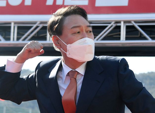 (수원=뉴스1) 국회사진취재단 = 윤석열 국민의힘 대선 후보가 24일 오후 경기 수원시 팔달구 지동시장 열린 수원 집중유세에서 '어퍼컷 세리머니'를 하며 지지를 호소하고 있다. 2022.2.24/뉴스1