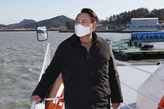 (신안=뉴스1) 구윤성 기자 = 윤석열 국민의힘 대선 후보가 23일 오후 김대중 전 대통령의 생가를 방문하기 위해 여객선을 타고 전남 신안군 하의도로 향하고 있다. 2022.2.23/뉴스1