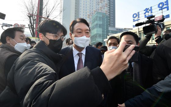 (인천=뉴스1) 국회사진취재단 = 윤석열 국민의힘 대선 후보가 지난달 10일 오전 인천역 앞 광장에서 '산업화·교역일번지' 인천지역 공약 발표를 마친 후 시민들과 '셀카'를 찍고 있다. 2022.1.10/뉴스1