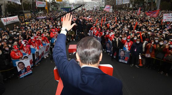 윤석열 국민의힘 대선 후보가 26일 오후 서울 양천구 목동현대백화점 앞에서 열린 '더 나은 교육, 더 좋은 문화, 행복1번지 양천 만들기' 유세에 나서며 지지자에게 인사하고 있다. 2022.2.26/뉴스1