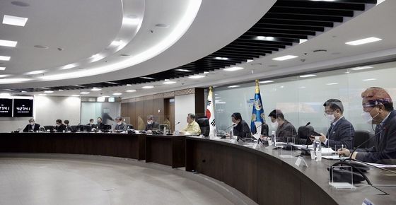 (서울=뉴스1) = 문재인 대통령이 30일 오전 청와대 국가위기관리센터에서 북한의 중거리 탄도미사일 발사와 관련해 국가안전보장회의(NSC) 긴급 전체회의를 주재하고 있다.(청와대 제공)2022.1.30/뉴스1