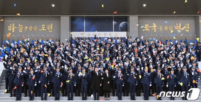 (서울=뉴스1) = 문재인 대통령과 신임 소위들이 4일 오후 충북 청주시 공군사관학교에서 열린 제68기 공군사관생도 졸업·임관식에서 종이비행기를 날리고 있다. (공군사관학교 제공) 2020.3.4/뉴스1