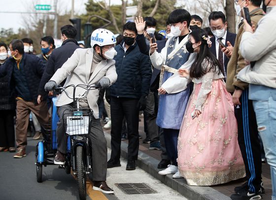 이재명 더불어민주당 대선 후보가 28일 오후 경북 경주시 황리단길에서 열린 ‘역사를 담은 경주에서 미래를 연다’ 경주 유세에서 자전거 유세차를 타고 지지자와 시민들에게 인사하고 있다. /사진=뉴스1