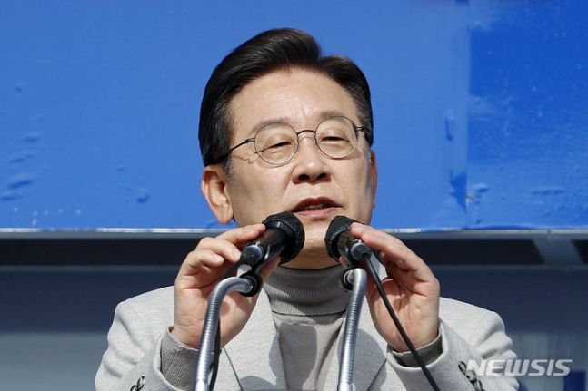 [포항=뉴시스] 최동준 기자 = 이재명 더불어민주당 대선 후보가 28일 경북 포항 남구 포항시청 광장에서 유세를 열고 지지를 호소하고 있다. 2022.02.28. photocdj@newsis.com