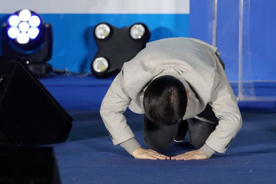 이재명 더불어민주당 대선 후보가 28일 오후 대구 동대구역 광장에서 열린 '남부수도권 시대, 대구 경북의 재도약, 이재명은 합니다!' 대구 집중유세에서 큰절을 하고 있다./ 사진=뉴스1