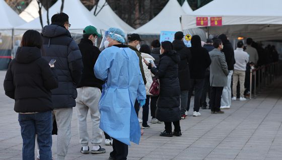 (서울=뉴스1) 안은나 기자 = 신종 코로나바이러스 감염증(코로나19) 신규 확진자가 16만3566명 발생해 사흘째 16만명대를 이어가고 있는 27일 서울광장에 마련된 중구 임시선별검사소에서 시민들이 PCR 검사를 받기 위해 줄 서 있다. 2022.2.27/뉴스1
