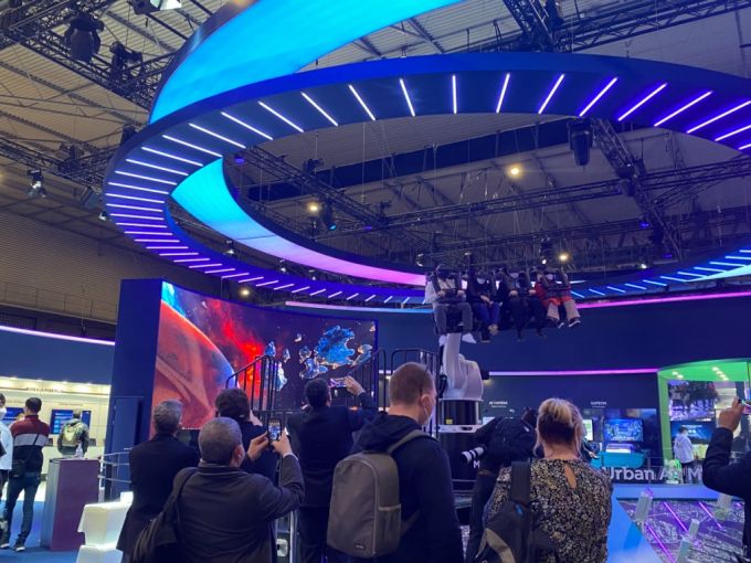 SK텔레콤 부스 정중앙에 위치한 UAM(도심항공교통) 체험존에 많은 관람객들이 관심을 보이고 있다. /사진=MWC 공동취재단