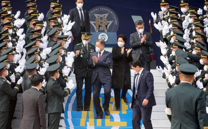 [영천=뉴시스] 김진아 기자 = 문재인 대통령과 김정숙 여사가 28일 경북 영천시 육군3사관학교에서 열린  제57기 졸업 및 임관식에서 박수를 받으며 이동하고 있다. 2022.02.28.