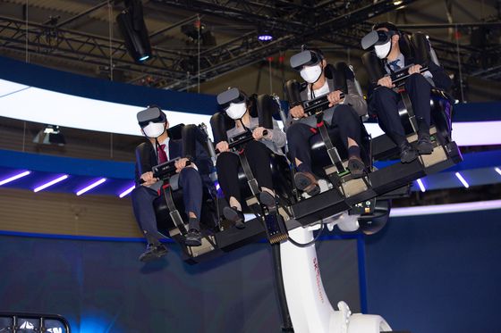 임혜숙 과학기술정보통신부 장관(왼쪽 두 번째)과 유영상 SK텔레콤 대표가 28일(현지시간) 스페인 바르셀로나 피라그란비아 전시장에서 열린 '모바일월드콩그레스(MWC) 2022' SK텔레콤 부스에서 4D 메타버스 체험을 하고 있다. /사진제공=뉴스1