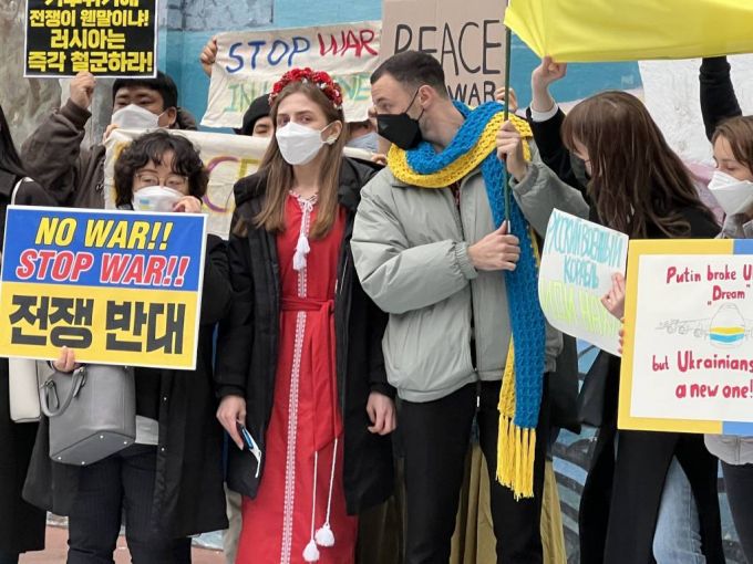 [제주=뉴시스] 강경태 기자 = 제주지역 유학생 및 시민들이 1일 오후 제주시청 인근에서 집회를 열고 러시아의 우크라이나 침공 규탄 및 전쟁 반대를 외치고 있다. 2022.03.01.