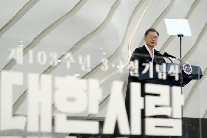 [서울=뉴시스 김진아 기자 = 문재인 대통령이 1일 서울 서대문구 국립 대한민국임시정부 기념관에서 열린 제103주년 3.1절 기념식에서 기념사를 하고 있다. 2022.03.01.