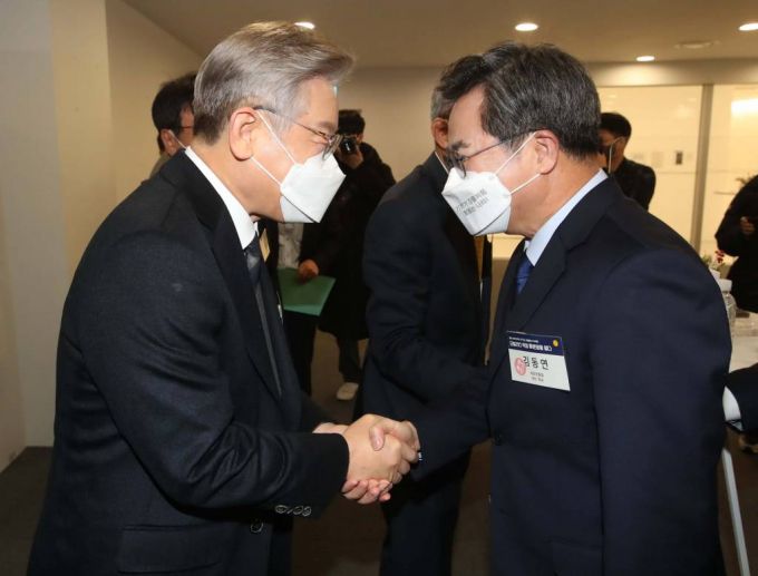 이재명 더불어민주당 대선 후보, 김동연 새로운물결 대선 후보가 지난해 11월 23일 서울 중구 동대문디자인플라자에서 열린 MBN 종편 10주년·개국 27주년 국민보고대회에서 인사하고 있다. / 사진제공=뉴시스