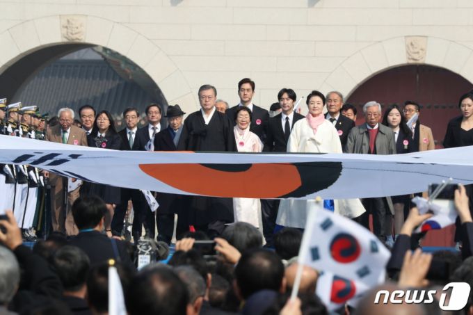 (서울=뉴스1) 이광호 기자 = 문재인 대통령과 부인 김정숙 여사가 1일 오전 서울 광화문광장에서 열린 제100주년 3.1절 기념식에 참석하고 있다.2019.3.1/뉴스1