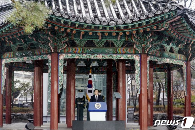 (서울=뉴스1) 이광호 기자 = 문재인 대통령이 1일 오전 서울 종로구 탑골공원에서 열린 제102주년 3.1절 기념식에서 기념사를 하고 있다. 2021.3.1/뉴스1