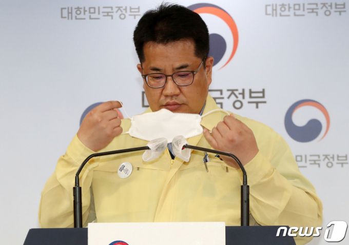 손영래 중앙사고수습본부 사회전략반장(보건복지부 대변인)이 지난해 7월18일 오후 서울 종로구 정부서울청사에서 신종 코로나바이러스 감염증(코로나19) 대응 중앙재난안전대책본부회의 결과 브리핑을 하기 전 마스크를 벗고 있다. /사진=뉴스1