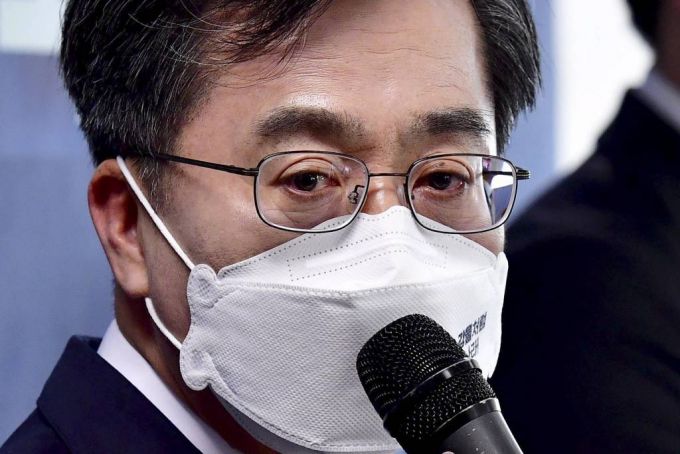 [서울=뉴시스 국회사진기자단 = 김동연 새로운물결 대선 후보가 2일 서울 영등포구 선거 캠프에서 기자회견을 열고 후보 사퇴 및 이재명 더불어민주당 후보의 지지 의사를 밝히고 있다. 2022.03.02.