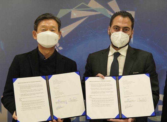 MWC 바르셀로나 2022 행사 중 진행된 자인그룹과 LG유플러스 업무협약식에서 황현식 LG유플러스 대표, 말렉 함무드 자인그룹 최고투자책임자(CIO)가 기념촬영을 하는 모습. /사진=LG유플러스