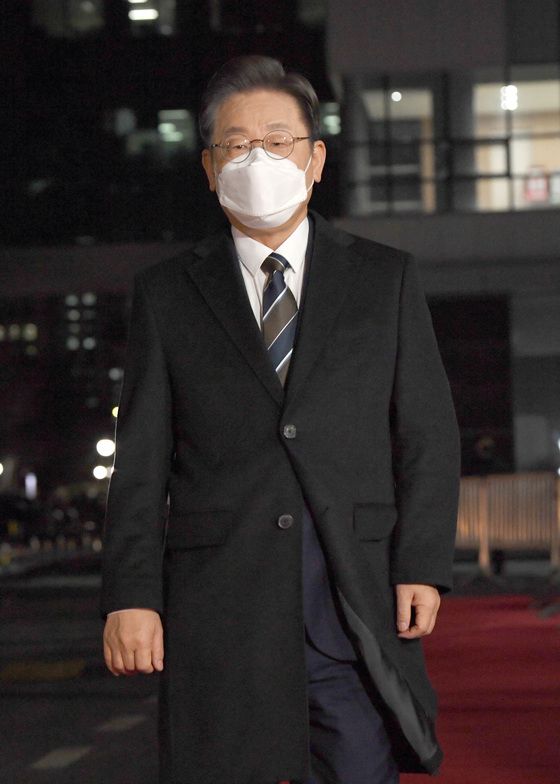 (서울=뉴스1) 국회사진취재단 = 이재명 더불어민주당 대선후보가 3일 오후 서울 여의도 KBS 공개홀에서 열린 방송 3사 합동 초청 2022 대선후보 토론에 참석 하고 있다. 2022.2.3/뉴스1