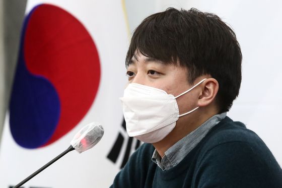 (서울=뉴스1) 이승배 기자 = 이준석 국민의힘 대표가 23일 오후 서울 여의도 국회에서 이태규 국민의당 총괄본부장이 앞서 밝힌 '합당 제안' 관련 긴급 기자회견을 하고 있다.  앞서 이태규 국민의당 총괄본부장은 이날 오후 여의도 국회에서 2월 초 안철수 대선 후보의 사퇴를 조건으로 이준석 국민의힘 대표로부터 합당 제안을 받았다고 기자회견을 통해 밝혔다. 2022.2.23/뉴스1