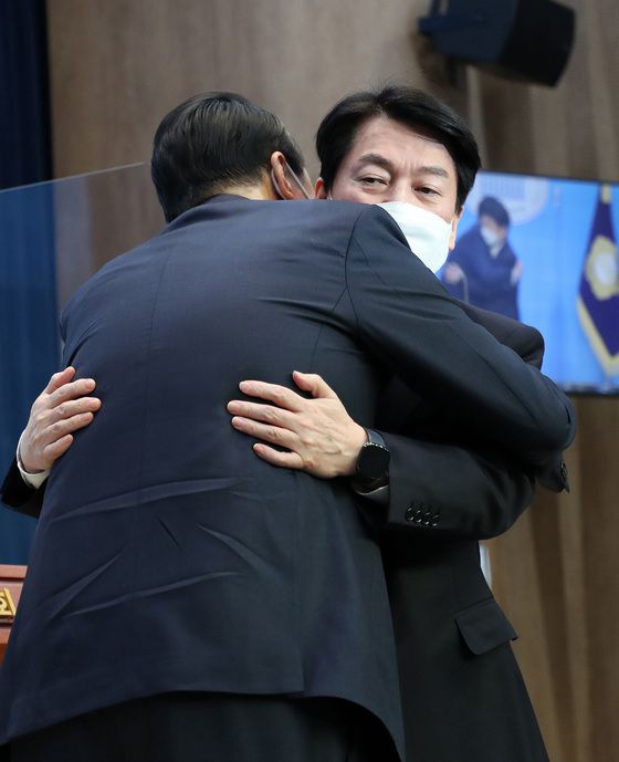 (서울=뉴스1) 구윤성 기자 = 안철수 국민의당 대선 후보와 윤석열 국민의힘 대선 후보가 3일 오전 서울 여의도 국회에서 단일화 및 합당 관련 공동 기자회견을 마친 뒤 포옹하고 있다. 2022.3.3/뉴스1