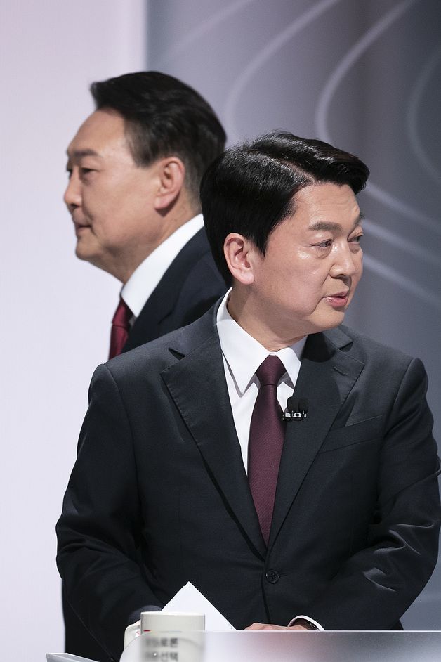 (서울=뉴스1) 국회사진취재단 = 윤석열 국민의힘 대선 후보와 안철수 국민의당 대선 후보가 25일 오후 서울 마포구 상암동 SBS스튜디오에서 열린 중앙선거방송토론위원회 주관 제20대 대통령선거 후보 초청 2차 법정 TV 토론회에서 인사 나눈 뒤 자리로 향하고 있다. 2022.2.25/뉴스1