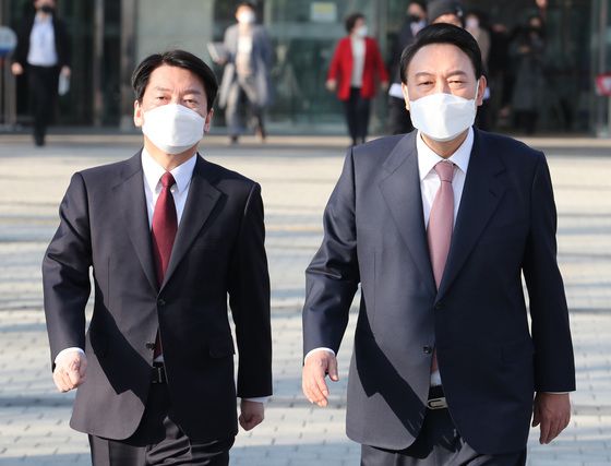 (서울=뉴스1) 구윤성 기자 = 윤석열 국민의힘 대선 후보와 안철수 국민의당 대선 후보가 3일 오전 서울 여의도 국회에서 단일화 및 합당 관련 공동 기자회견을 마친 뒤 소통관을 나서고 있다. 2022.3.3/뉴스1