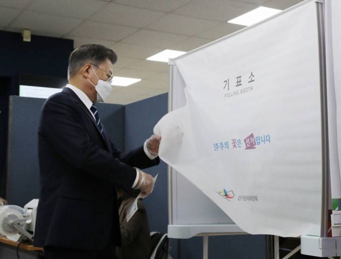 [서울=뉴시스] 전진환 기자 = 문재인 대통령이 제20대 대통령선거 사전투표 첫날인 4일 오전 서울 종로구 삼청동 주민센터에 마련된 투표소에서 투표를 위해 기표소로 들어가고 있다. 2022.03.04.