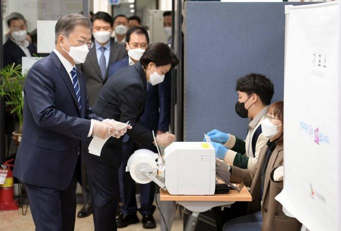 [서울=뉴시스 전진환 기자 = 문재인 대통령이 제20대 대통령선거 사전투표 첫날인 4일 오전 서울 종로구 삼청동 주민센터에 마련된 투표소에서 투표용지를 받고 있다. 2022.03.04.