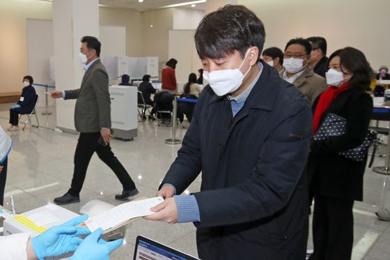 이준석 국민의힘 대표가 4일 오전 광주 북구 전남대학교 컨벤션홀에 마련된 제20대 대통령선거 용봉동 사전투표소를 찾아 투표용지를 받고 있다. 2022.3.4/뉴스1