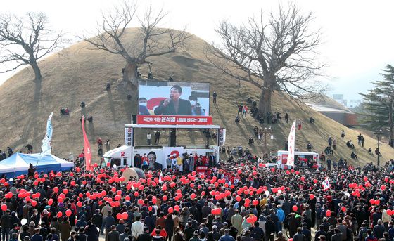 (경주=뉴스1) 구윤성 기자 = 윤석열 국민의힘 대선 후보가 4일 오후 경북 경주시 봉황대광장에서 열린 유세에서 지지를 호소하고 있다. 2022.3.4/뉴스1