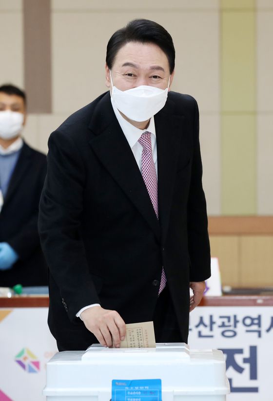 (부산=뉴스1) 구윤성 기자 = 윤석열 국민의힘 대선 후보가 4일 부산 대연동 남구청에 마련된 사전투표소를 찾아 투표하고 있다 2022.3.4/뉴스1