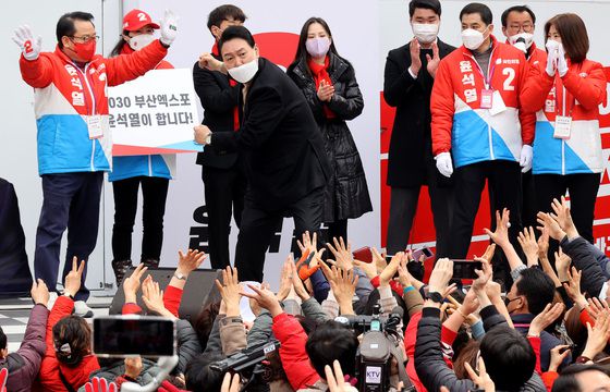윤석열 국민의힘 대선후보가 4일 오전 부산 사상구 이마트 앞에서 열린 유세에서 유권자들에게 지지를 호소하고 있다. 2022.3.4/뉴스1