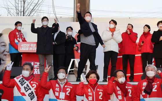 (서울=뉴스1) 구윤성 기자 = 윤석열 국민의힘 대선 후보가 5일 서울 광진구 어린이대공원 후문에서 열린 유세에서 이준석 대표, 안철수 국민의당 대표와 함께 지지를 호소하고 있다. 2022.3.5/뉴스1