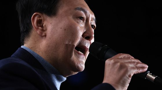 (서울=뉴스1) 구윤성 기자 = 윤석열 국민의힘 대선 후보가 5일 오후 서울 노원구 노원역사거리에서 열린 유세에서 지지를 호소하고 있다. 2022.3.5/뉴스1