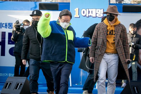 이재명 더불어민주당 대선 후보가 6일 오후 서울 서대문구 신촌 유플렉스 광장에서 열린 유세에서 랩 음악에 맞춰 춤을 추고 있다./사진=뉴스1