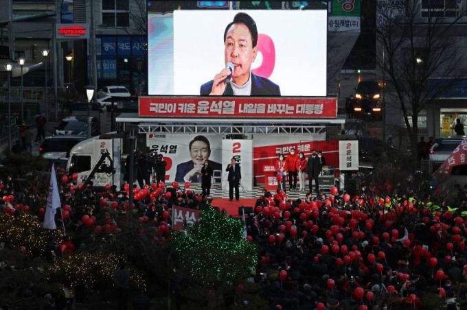 [평택=뉴시스] 국회사진기자단 = 윤석열 국민의힘 대선 후보가 7일 경기 평택역 광장에서 시민들을 향해 지지를 호소하고 있다. 2022.03.07.