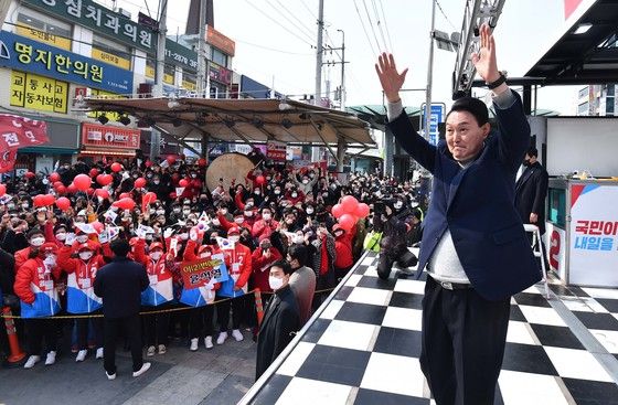 (시흥=뉴스1) 국회사진취재단 = 윤석열 국민의힘 대선후보가 7일 경기 시흥시 삼미시장 앞에서 “시흥스마트허브 잘 키워서 대한민국 미래 먹거리 마련하겠습니다” 유세를 갖고 지지를 호소하고 있다. 2022.3.7/뉴스1