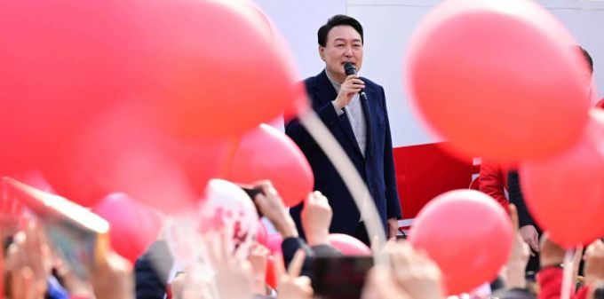 [안산=뉴시스 국회사진기자단 = 윤석열 국민의힘 대선 후보가 7일 오후 경기 안산시 안산문화광장에서 열린 유세에서 지지를 호소하고 있다. 2022.03.07.