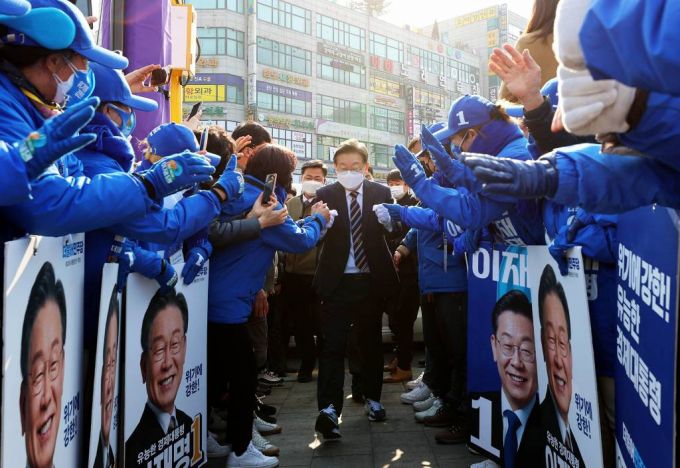 [인천=뉴시스] 국회사진기자단 = 이재명 더불어민주당 대선 후보가 8일 인천 계양구 계산역 인근에서 유세를 열고 선거운동원들과 인사하고 있다. 2022.03.08.