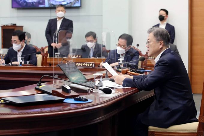 [서울=뉴시스] 김진아 기자 = 문재인 대통령이 8일 청와대 여민관에서 열린 영상 국무회의에서 발언하고 있다. 2022.03.08.