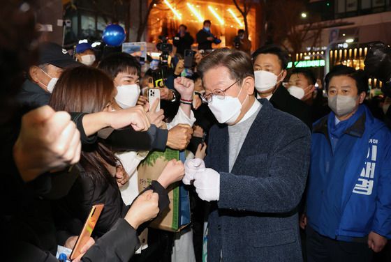 (서울=뉴스1) 국회사진취재단 = 이재명 더불어민주당 대선후보가 제20대 대통령 선거를 하루 앞둔 8일 저녁 서울 마포구 홍대 걷고싶은 거리 광장무대에서 ‘절박재명, 가보자고! 승리재명 가보자고!’ 마지막 거리 유세를 갖고 지지를 호소하고 있다. 2022.3.8/뉴스1