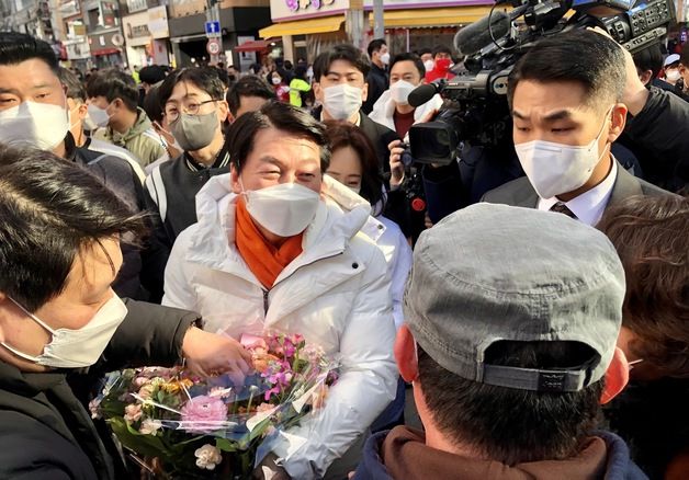 안철수 국민의당 대표가 6일 대구 동성로를 찾아 시민들과 인사하고 있다. 그는 이날 동성로 유세에서 윤석열 국민의힘 대선 후보 지지를 시민들에게 호소했다. /사진=뉴스1