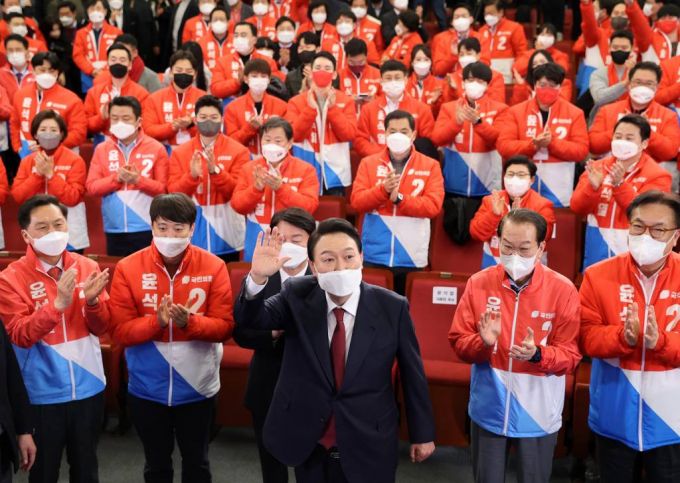 [서울=뉴시스] 전신 기자 = 윤석열 대통령 당선인이 10일 서울 여의도 국회 도서관에 마련된 개표상황실을 찾아 감사 인사를 하고 있다. (공동취재사진) 2022.03.10.