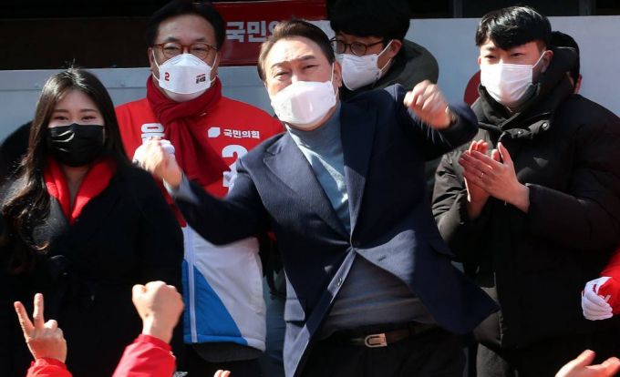 윤석열 국민의힘 대선 후보가 지난달 22일 충남 서산 동문동 로데오거리에서 지지를 호소하고 있다. / 사진제공=뉴시스