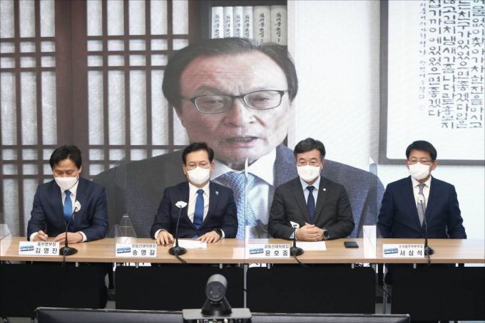 더불어민주당 송영길 상임선대위원장, 윤호중 공동선대위원장 등이 올해초 서울 여의도 더불어민주당 중앙당사에서 청년, 자영업자들과 온라인 화상으로 가진 2022년 임인년 새해 시무식에서 이해찬 상임고문의 새해인사말을 시청하고 있다. / 사진제공=뉴시스