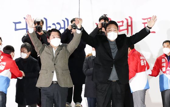 윤석열 국민의힘 대선후보가 제20대 대통령 선거를 하루 앞둔 8일 오후 중구 서울광장에서 '내일, 대한민국이 승리합니다' 유세를 갖고 안철수 국민의당 대표와 함께 지지를 호소하고 있다. /사진=뉴스1