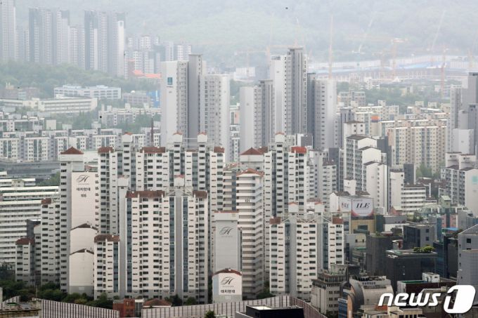 국토교통부는 지난해 아파트 공시가격이 전국 평균 19.05% 상승했다고 28일 밝혔다. 상승 폭은 전년(5.98%)보다 12.8%포인트(p) 올랐다. 이는 지난 2007년 22.7% 이후 가장 높은 상승률이다. /사진=뉴스1
