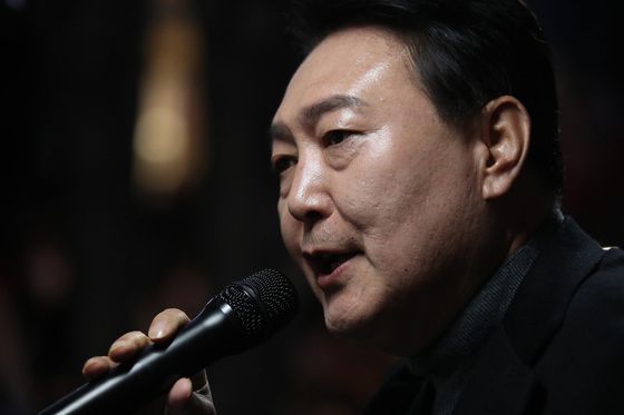 (서울=뉴스1) 국회사진취재단 = 윤석열 국민의힘 대선후보가 제20대 대통령 선거를 하루 앞둔 8일 서울 강남역 인근에서 시민들과 만나 지지를 호소하고 있다. 2022.3.8/뉴스1